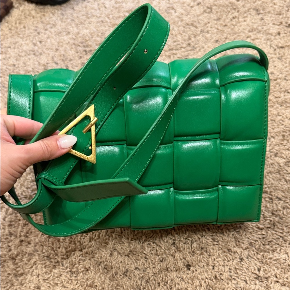 Elegant Green Quilted Crossbody Bag - Picture 4 of 5